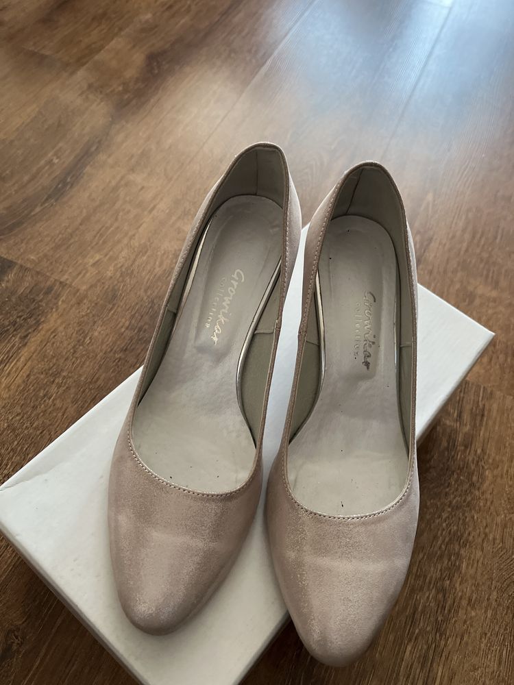 Buty na obcasie założone tylko raz