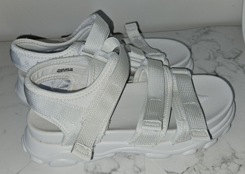 Białe sandały sportowe na rzepy Sinsay 38