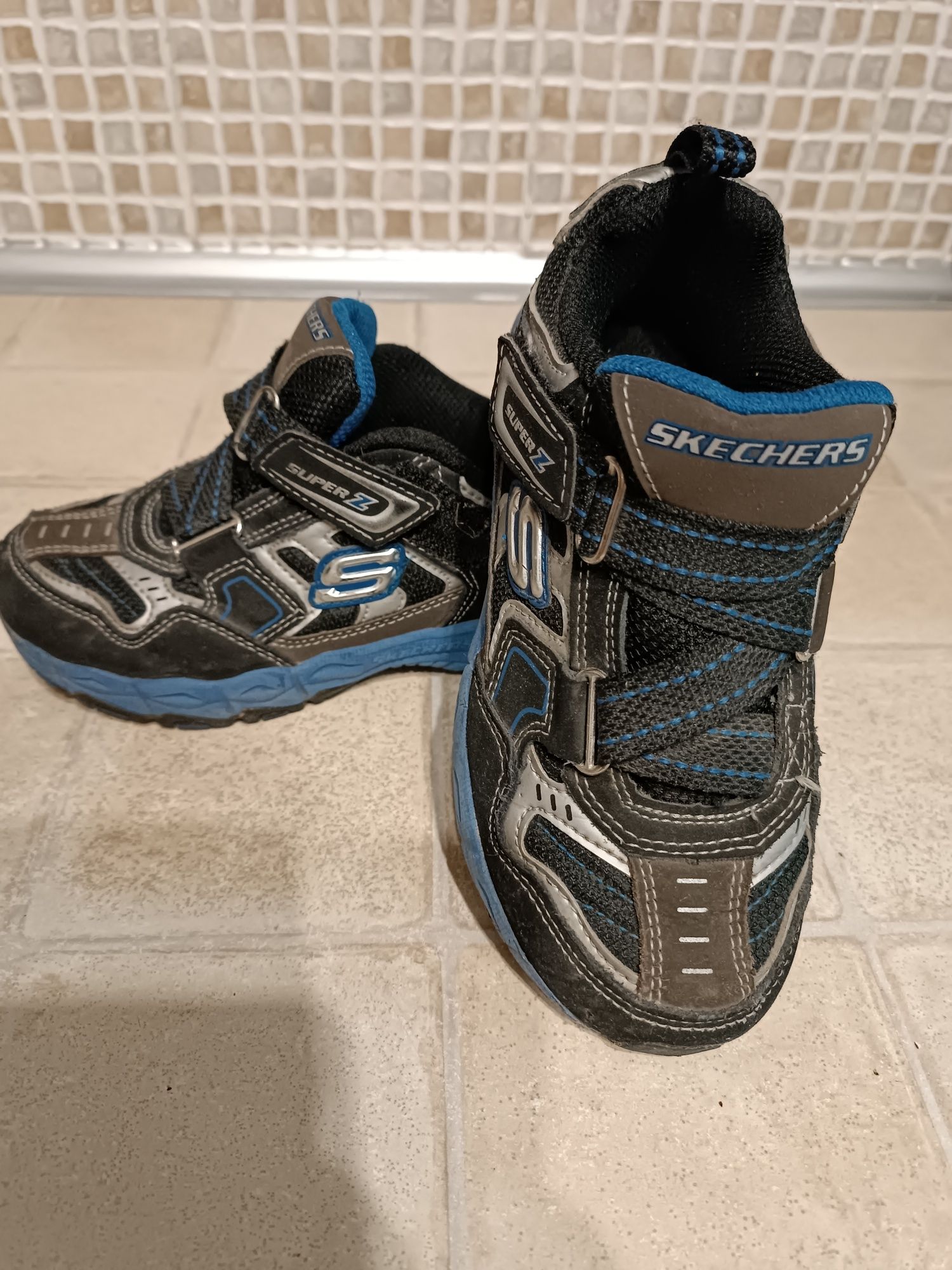 Осенние кроссовки SKECHERS