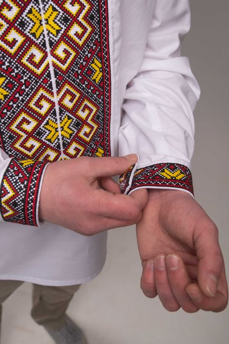 Чоловіча багатоколірна вишиванка в червоному кольорі