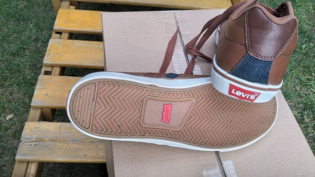 Buty sportowe firmy levis