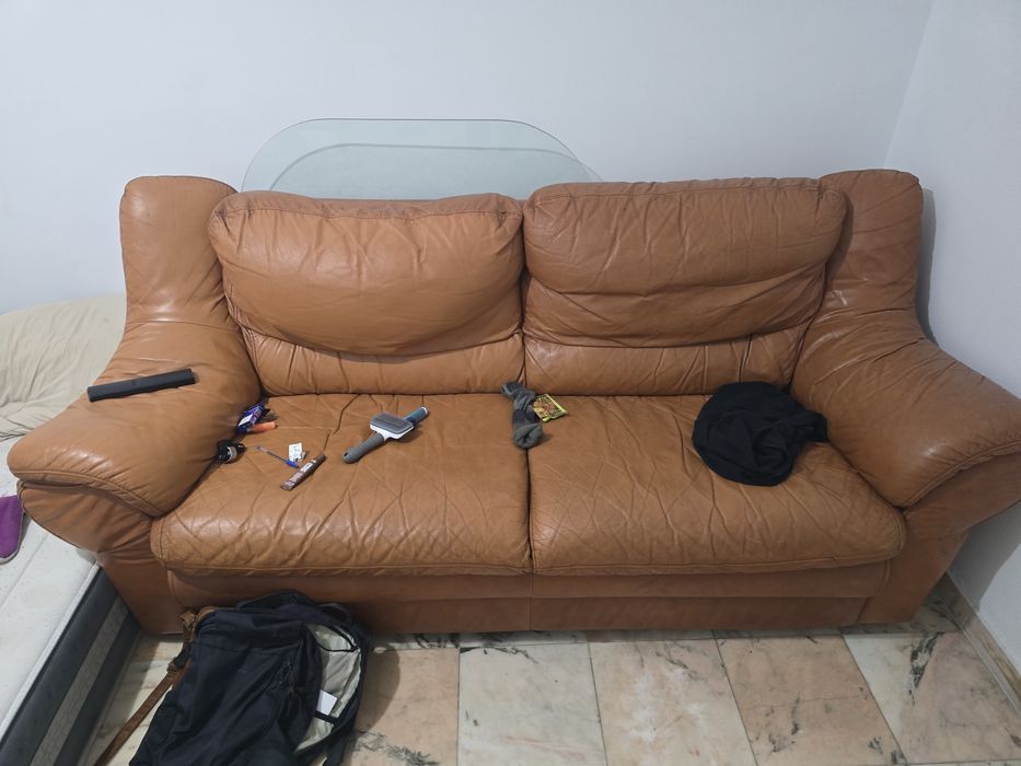 Sofá de couro em ótimo estado.