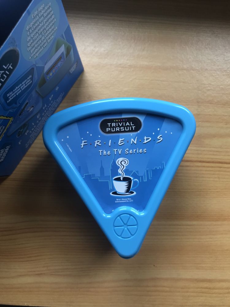 Jogo Trivial Pursuit edição “FRIENDS” COMPLETAMENTE NOVO