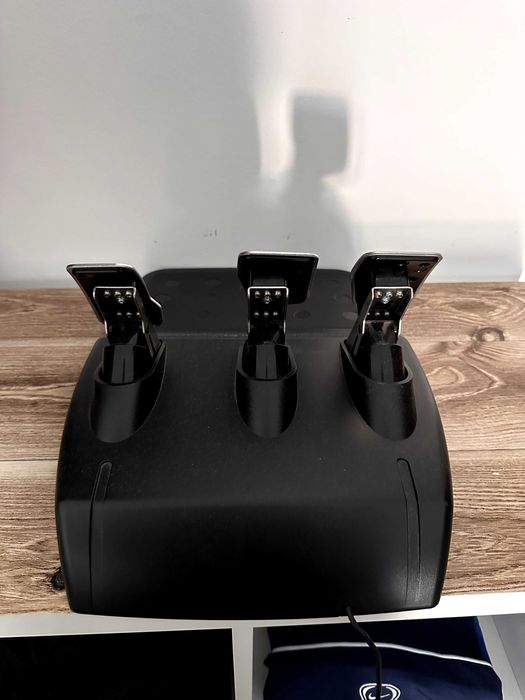 Logitech G29 com volante personalizado F1 Redbull