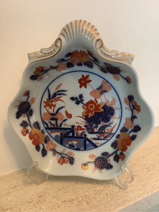 Prato decorativo da Vista Alegre. Coleção Imari e tem outras peças com o mesmo desenho. Sem defeitos
