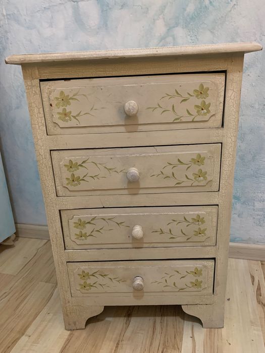 Szafka z szufladkami piękna