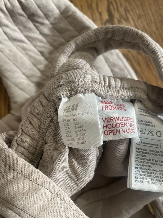 Ogrodniczki z H&M w kolorze cappuccino.