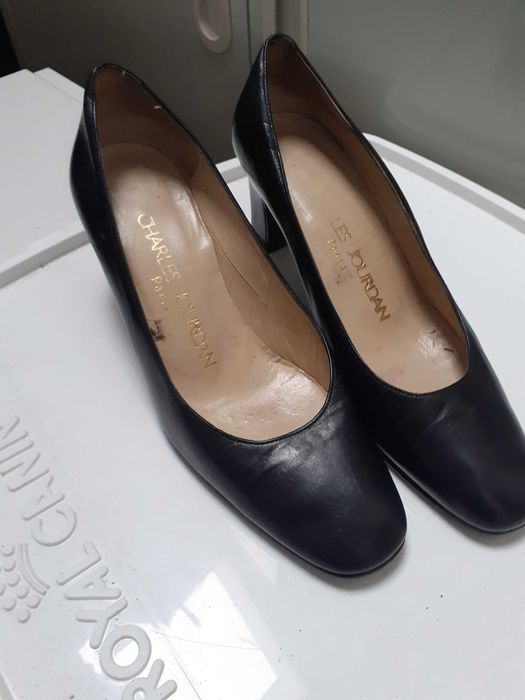 Sapatos pretos com aplicação removível 35