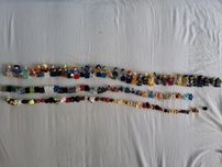 Lego figurki z różnymi dodatkowymi częściami