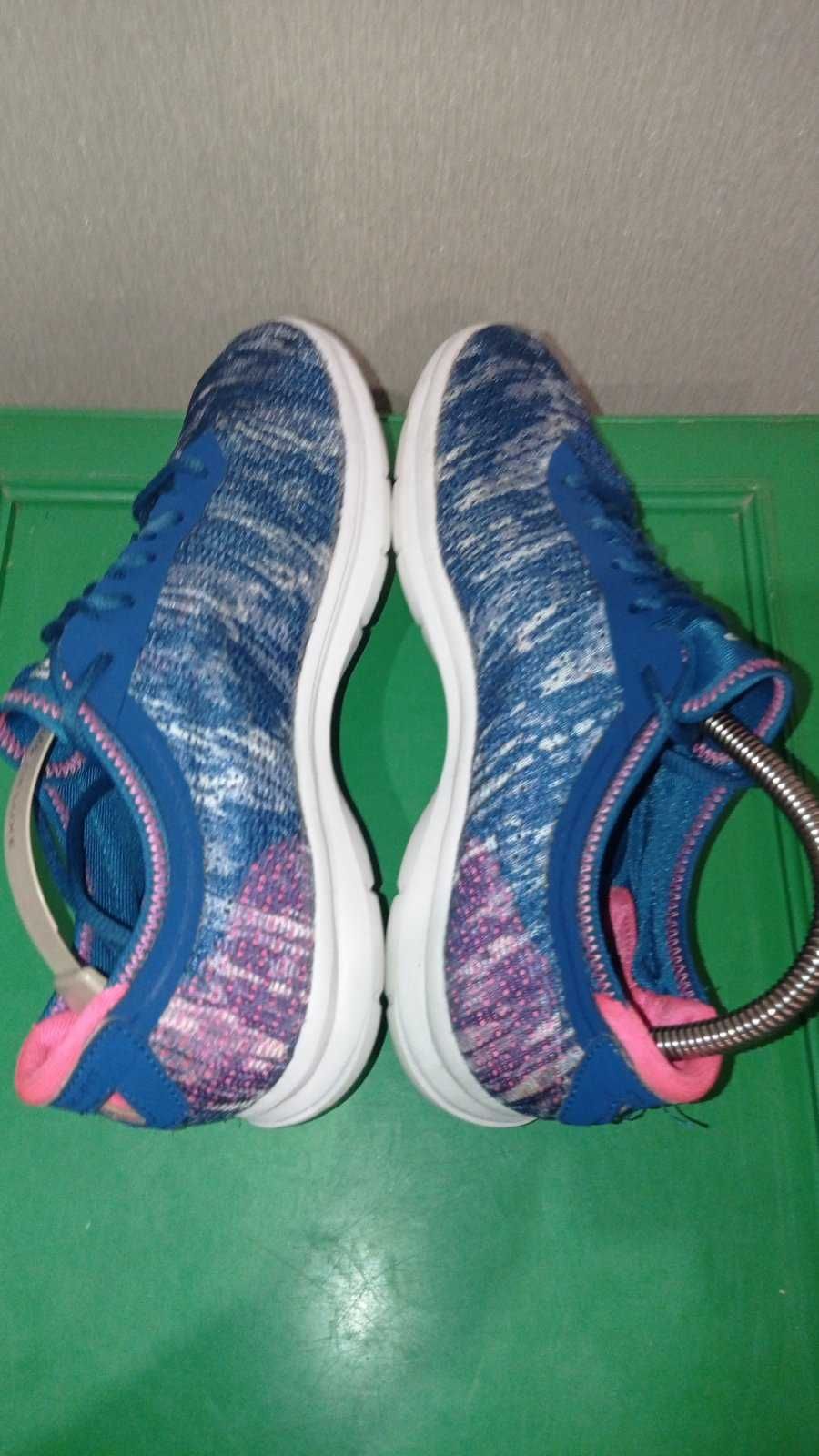 Кросівки фірми Skechers 39 розміру