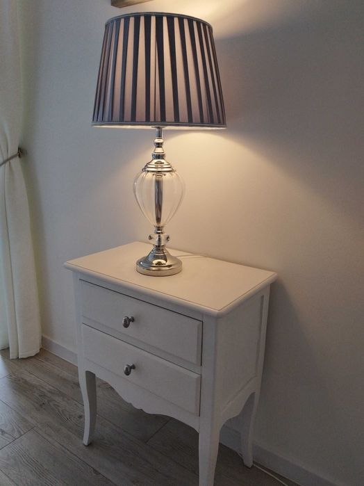 Lampka stołowa elegancka