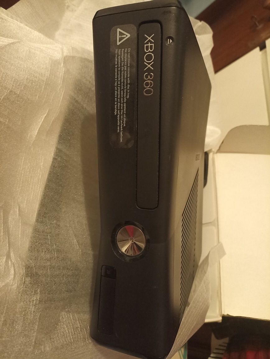 XBOX 360 - 250 GB de disco rígido + 8 jogos incluídos