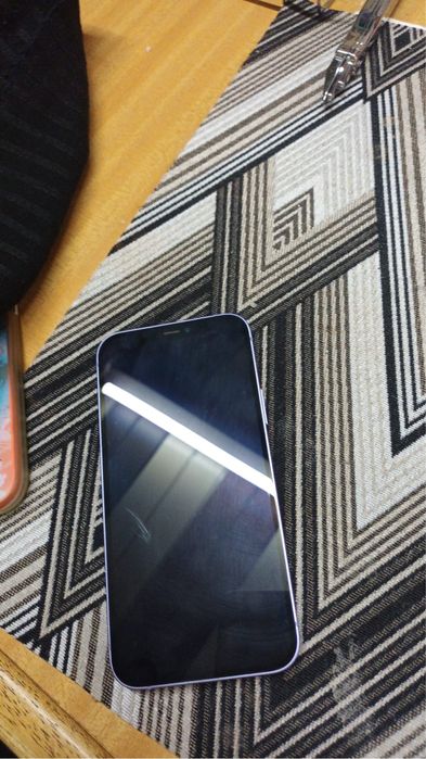 Iphone 12 roxo em otimo estado apenas um arranjam na tela da frente