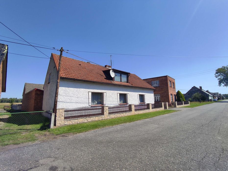 Wieś otoczona lasami, Dom z budynkami gospodarczymi i polem