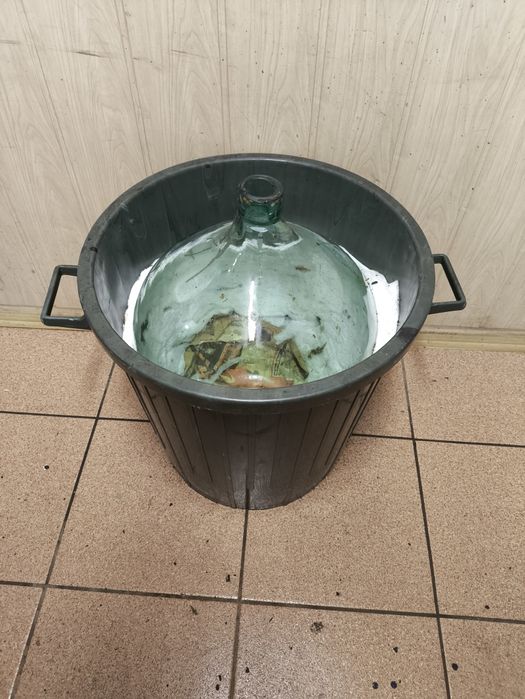 Gąsior na wino z koszem plastikowym 50l