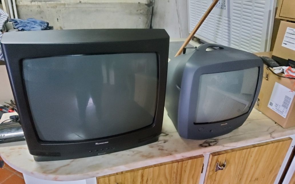 Televisores a cores e funcionar bem 20 euros as dua tvs, 56 cm com 1 c