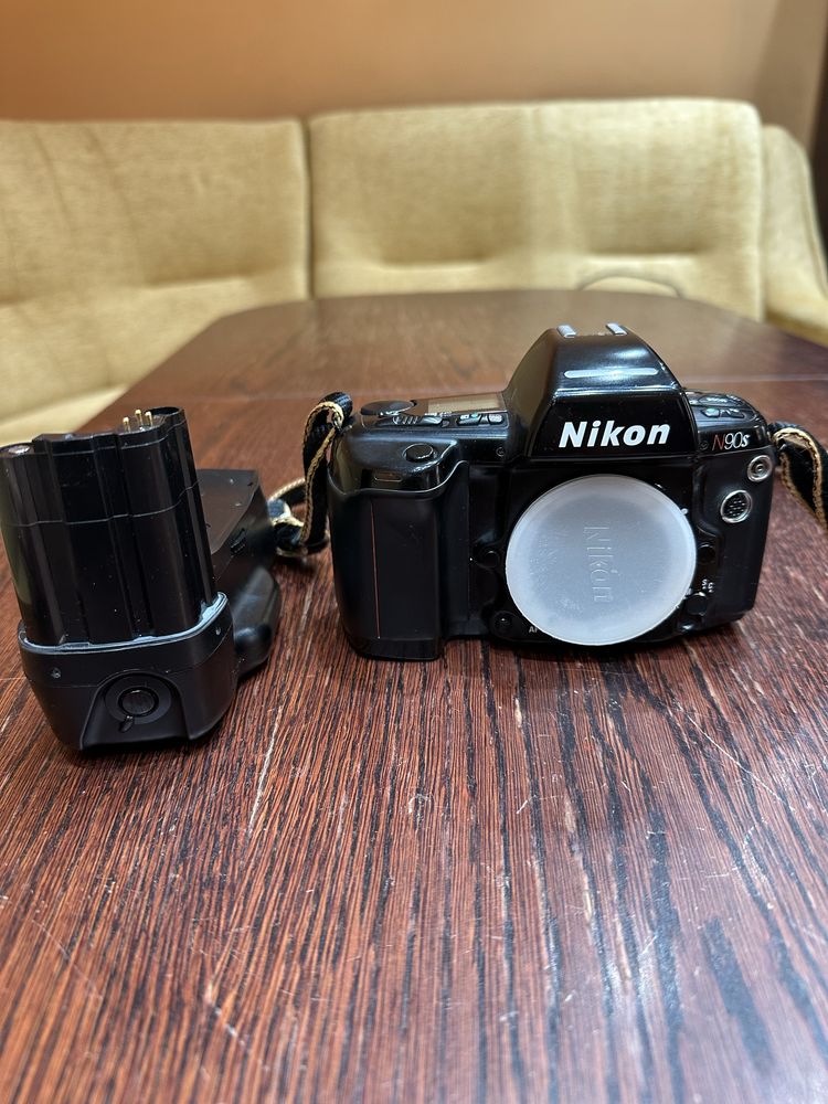 Фотоапарат Nikon N90s + батарейний блок MB-10