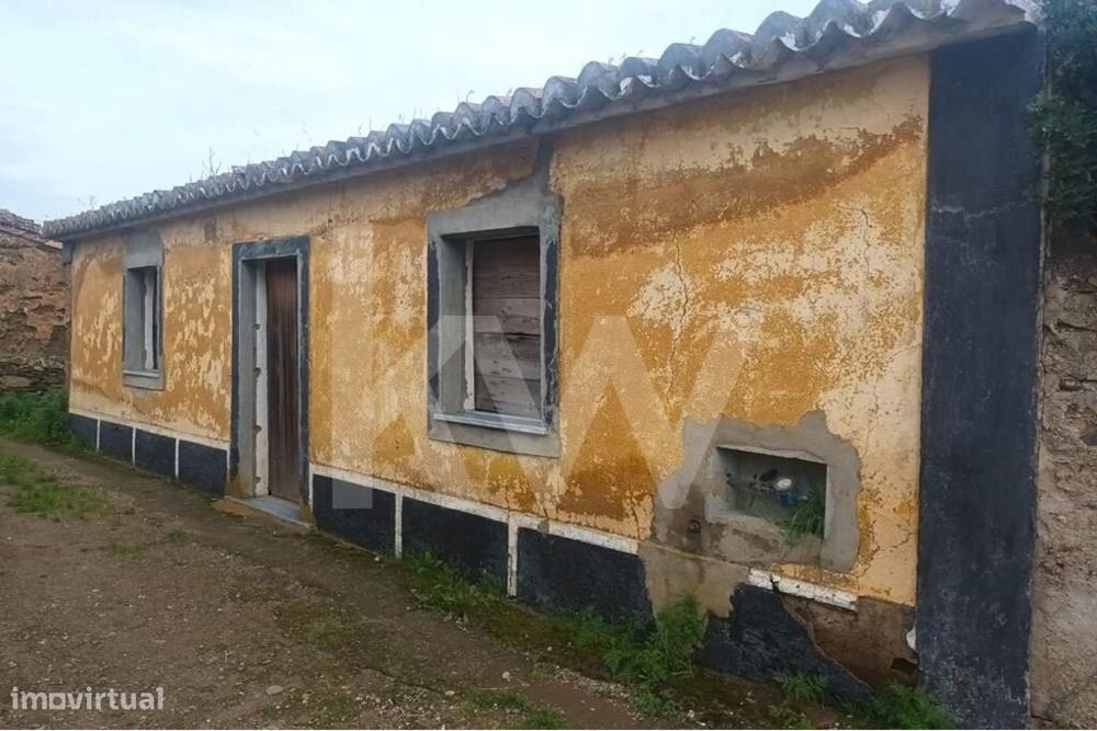 T3 com Terreno de 378m2 para Recuperar em Mértola - Corte Pequena