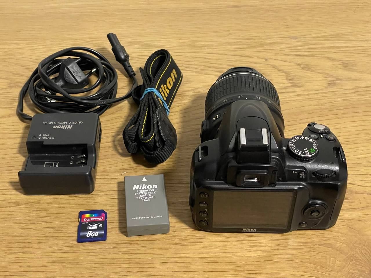 Продам фотоапарат Nikon D3000 з обʼєктивом Nikkor 18-55mm 1:3.5-5.6G