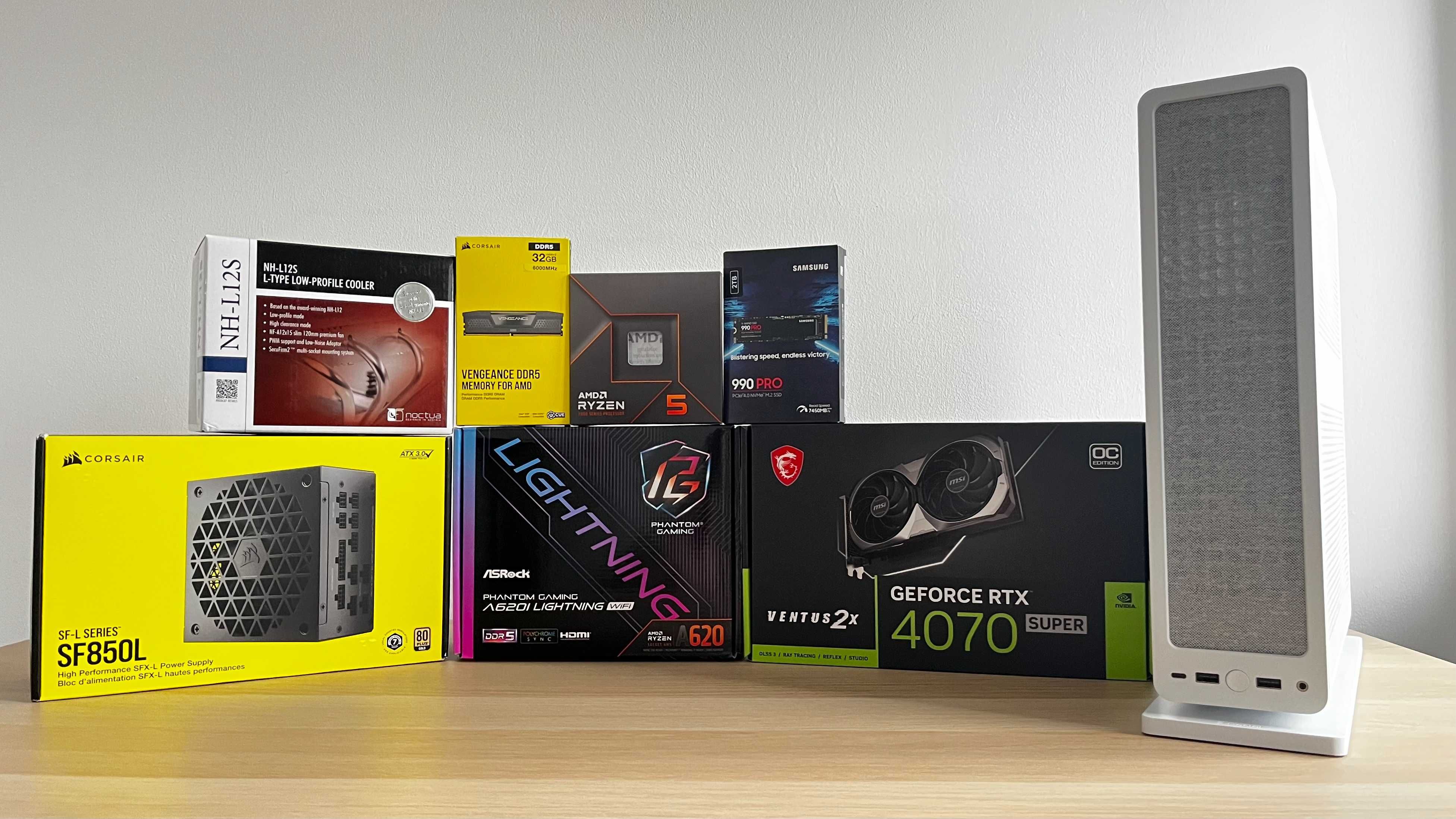 Kompaktowy komputer do gier PS5 size, RTX 4070 Super, Ryzen 5, 32 RAM