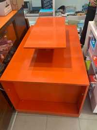 movel a 50€ cor de laranja feito de madeira