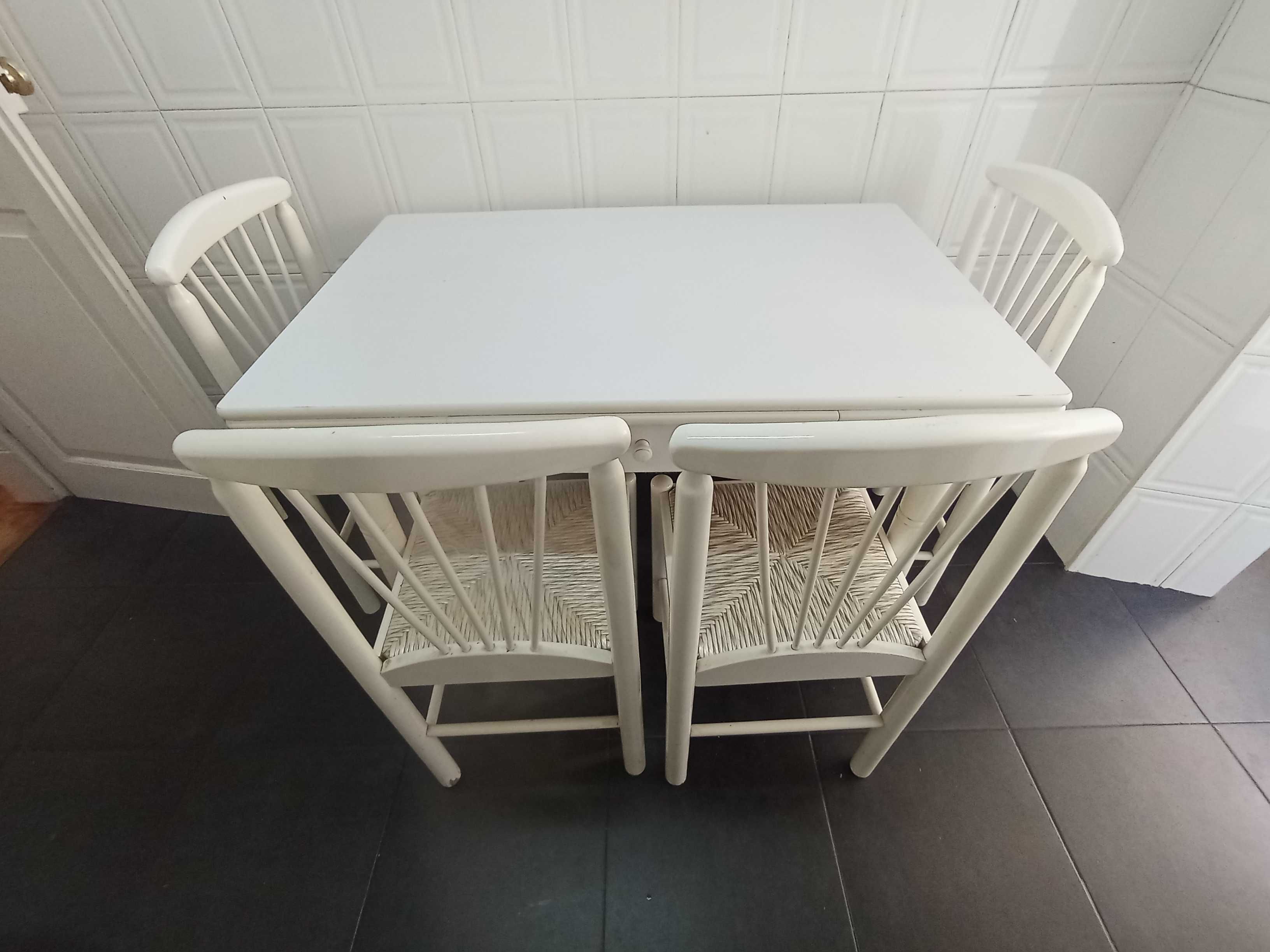 Mesa de cozinha com quatro cadeiras