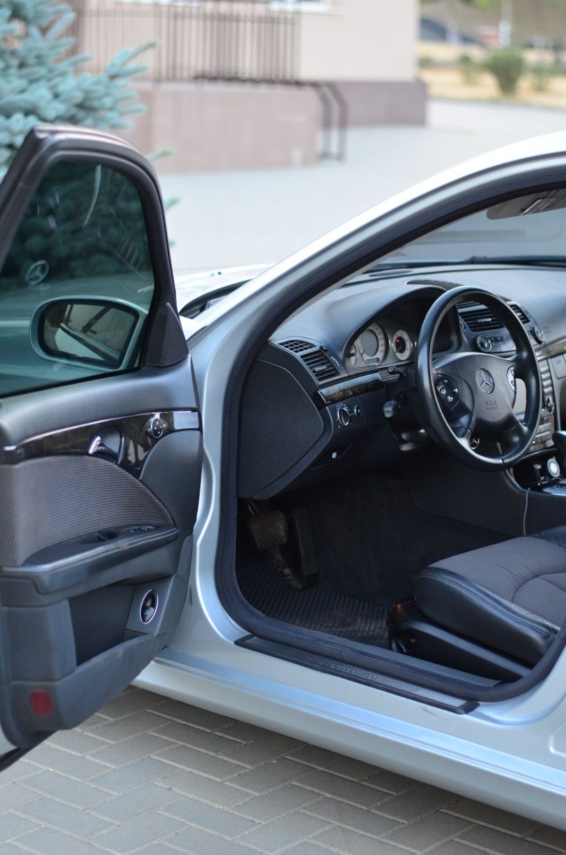 Mercedes-Benz W211