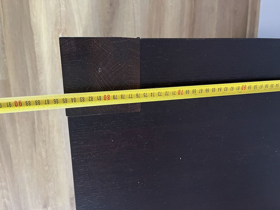 Stół drewniany do jadalni salonu