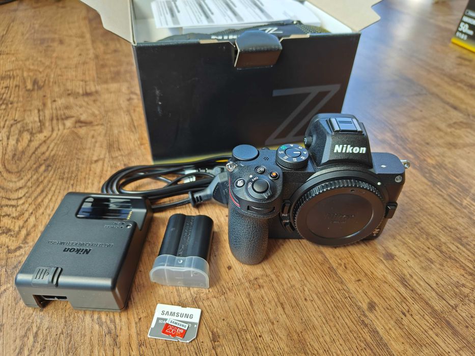 Nikon Z5 body (stan idealny, 2500 zdjęć) + karta + bateria + etui