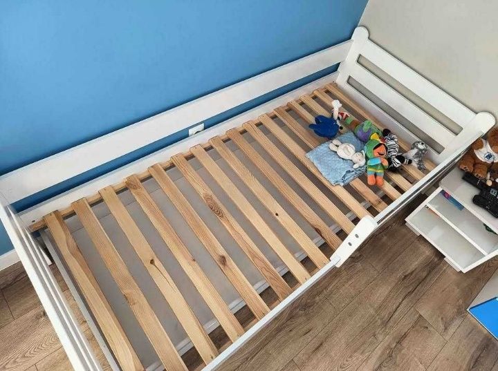 Białe nowe łóżko Ernest 160x80 drewno naturalne barierka materac