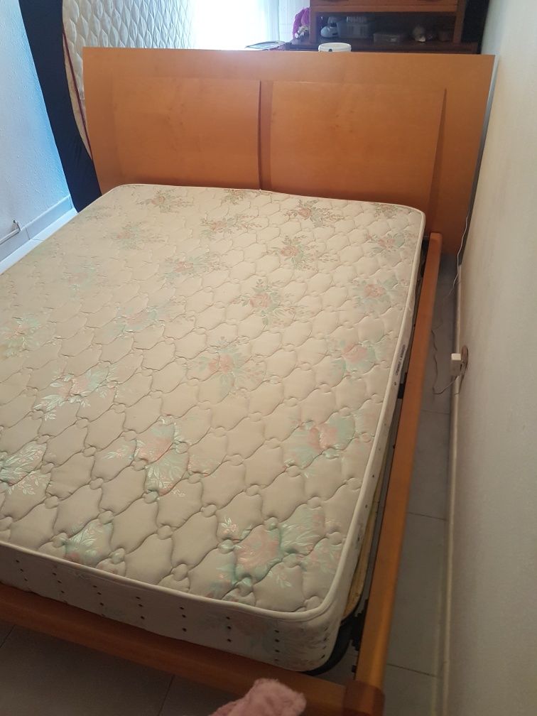 Vende-se cama casal em madeira maciça + colchão