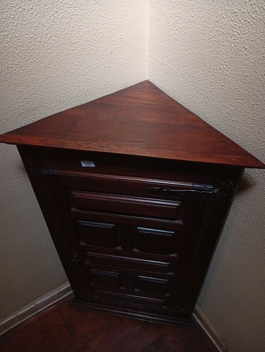 Móvel de canto em madeira escura