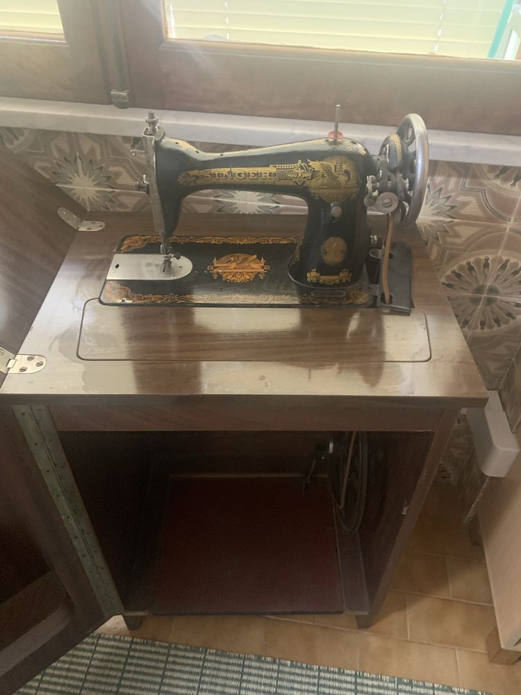 Maquina costura Singer antiga com móvel