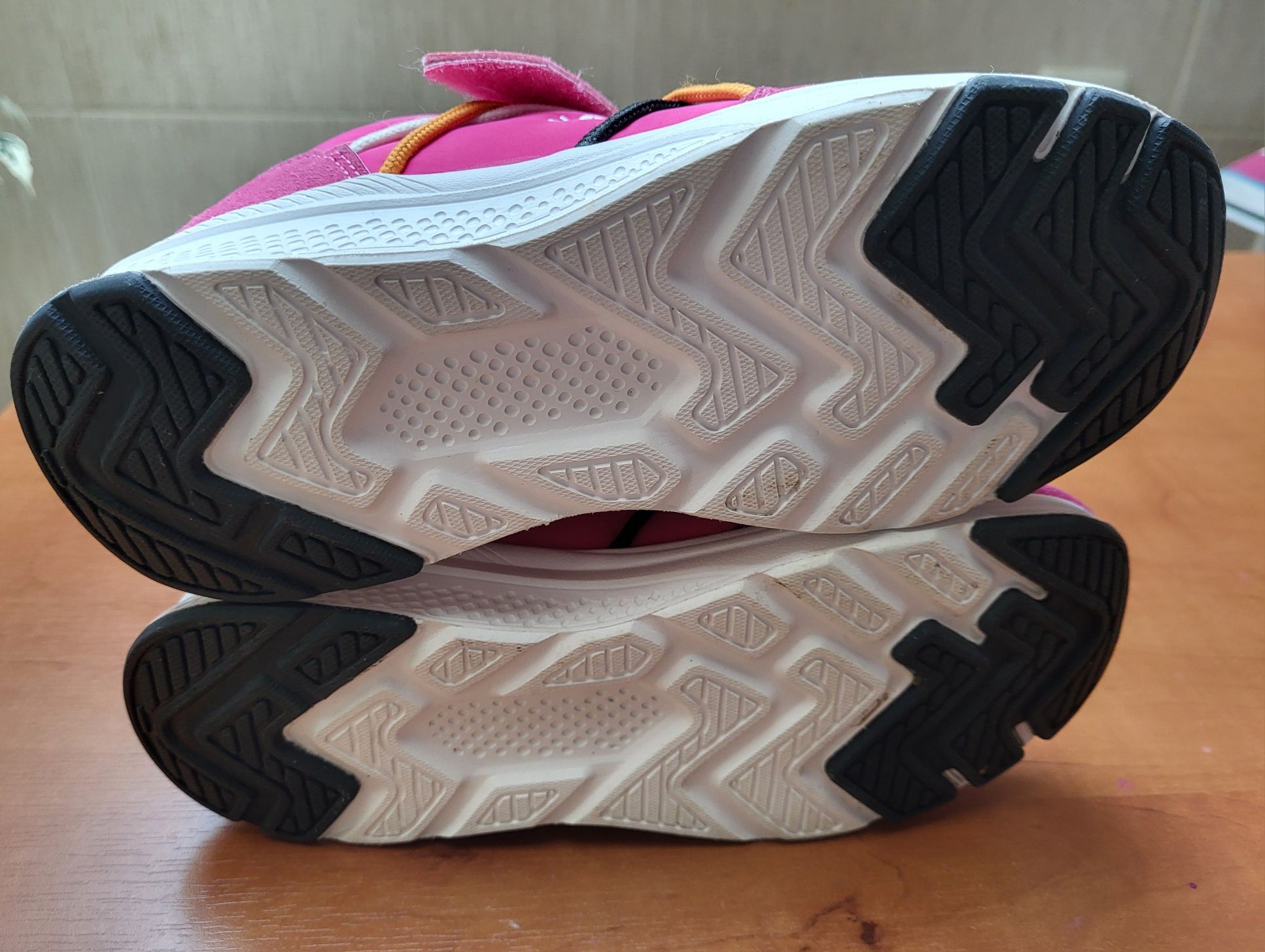 lekkie buty sportowe na rzepy, adidasy dziewczęce Benetton 34