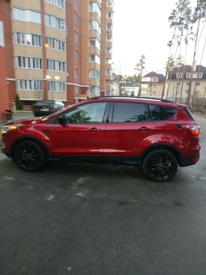 Продам Ford Escape SE AWD Black Edition 2017года