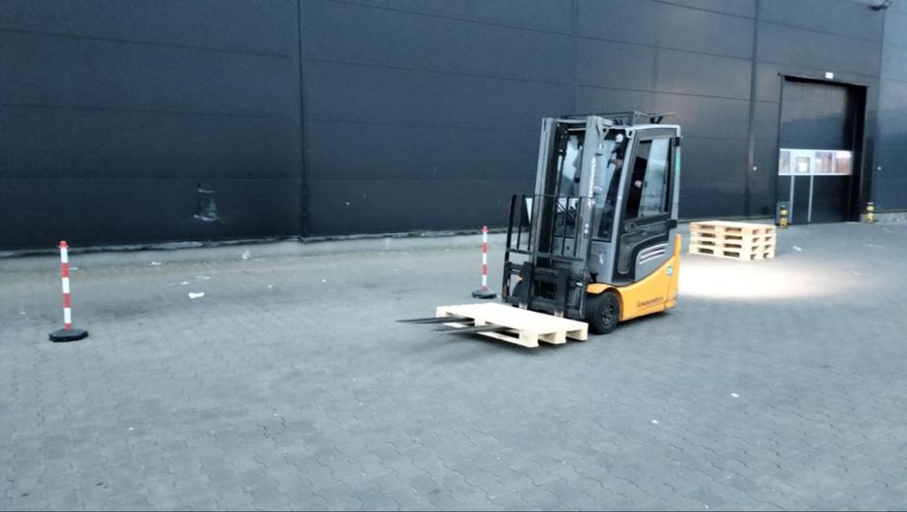 Kursy UDT: wózki widłowe i unoszące – szkolimy pracowników firm