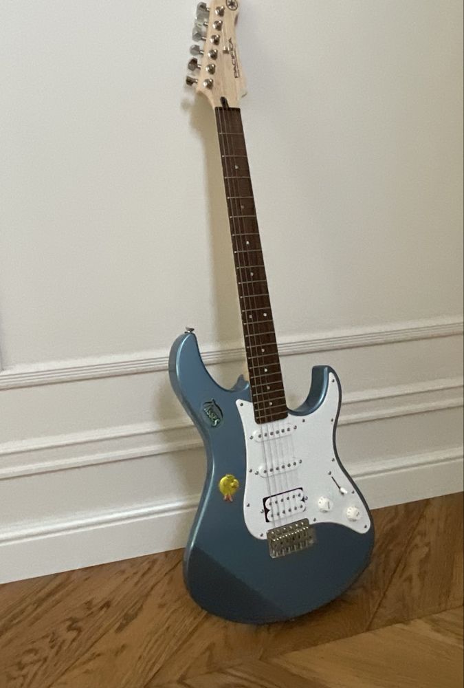 Електрична гітара Yamaha Pacifica у ідеальному стані з підсилювачем