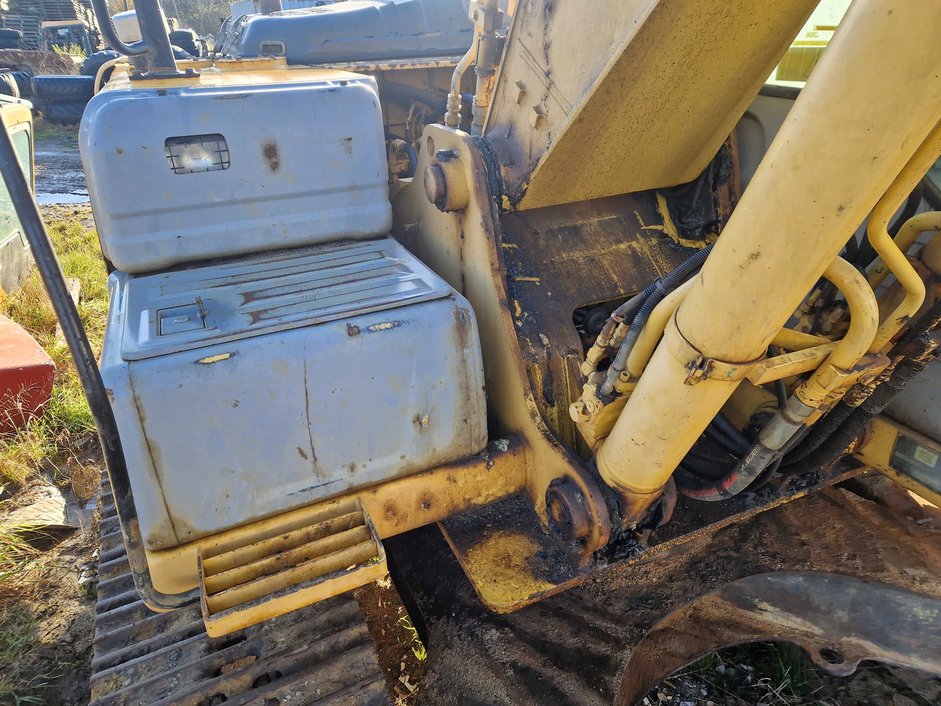 koparka New Holland E 215 z 09r części pompa zwolnica gąsienica