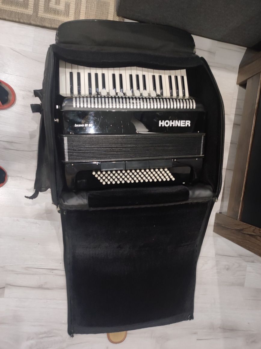 Akordeon Hohner Bravo III 80