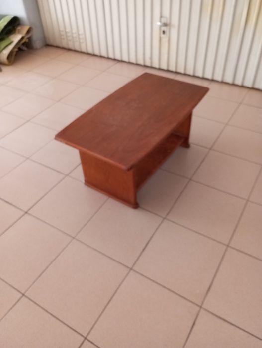 Vendo mesa em madeira maciça