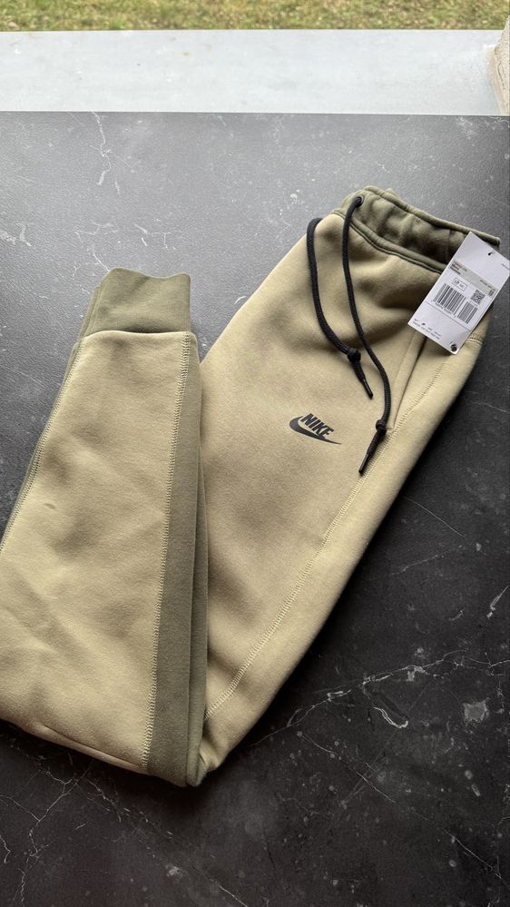 Nike Tech Fleece Joggers Oliwkowe | Rozmiar XS | Nowe, oryginalne