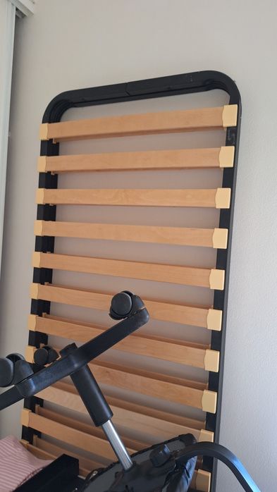 Estrado de cama de casal com colchão.