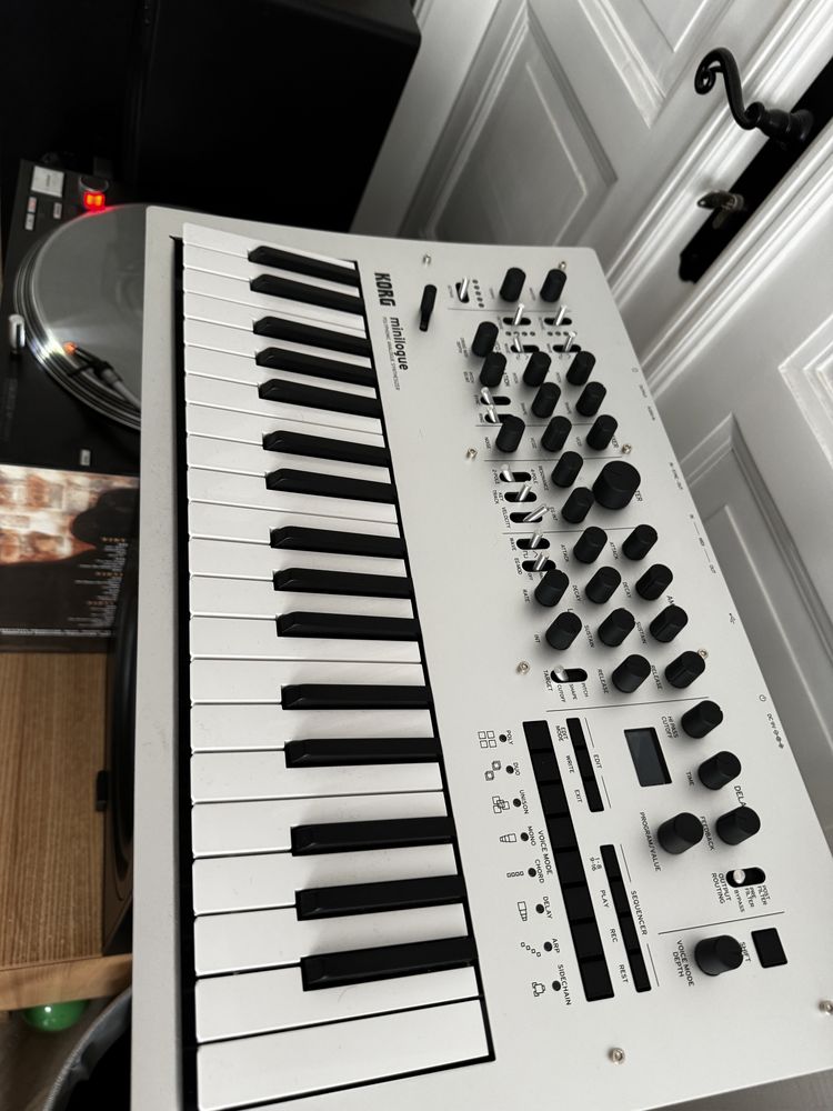 Nowy Syntezator Korg Minilouge