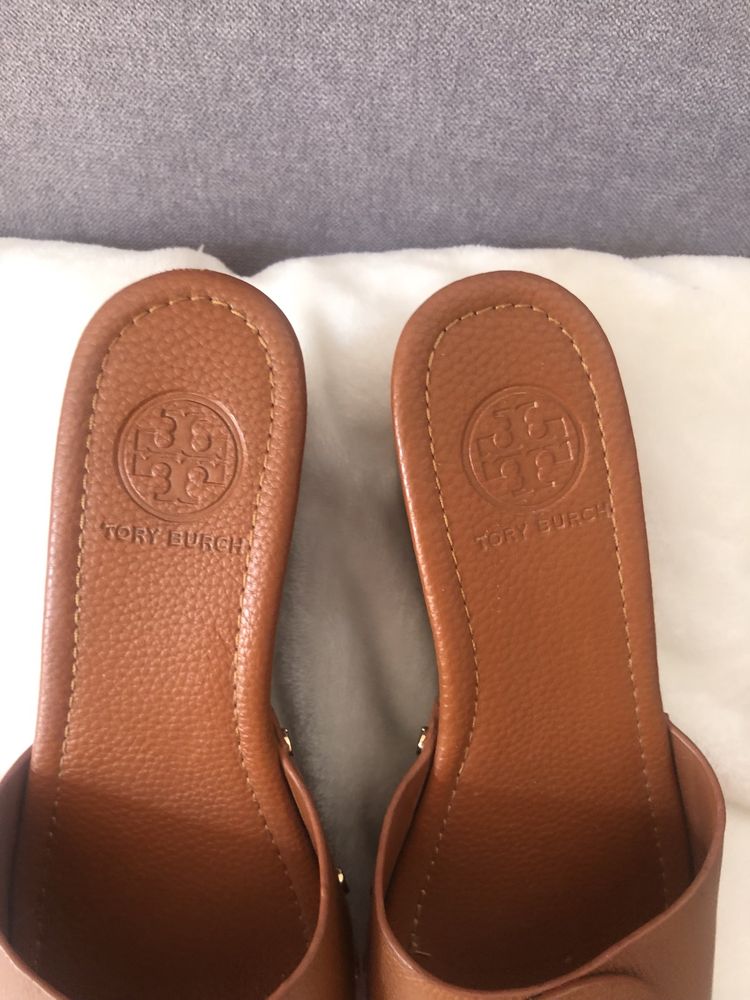 Skorzane klapki na koturnie Tory Burch r.39