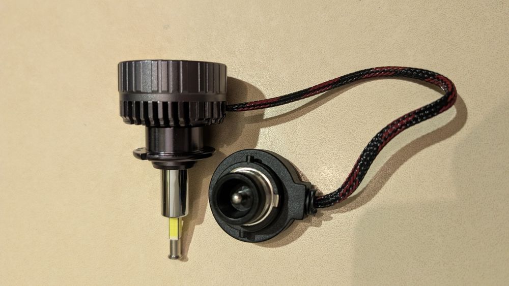 ЛЕД LED на Ксенон (в лінзу) лампи головного світла (в передні фари) D2