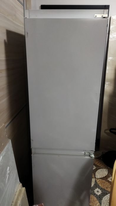 Вбудований холодильник з морозильною камерою whirlpool