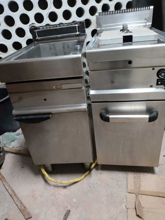 duas fritadeiras a gás industriais