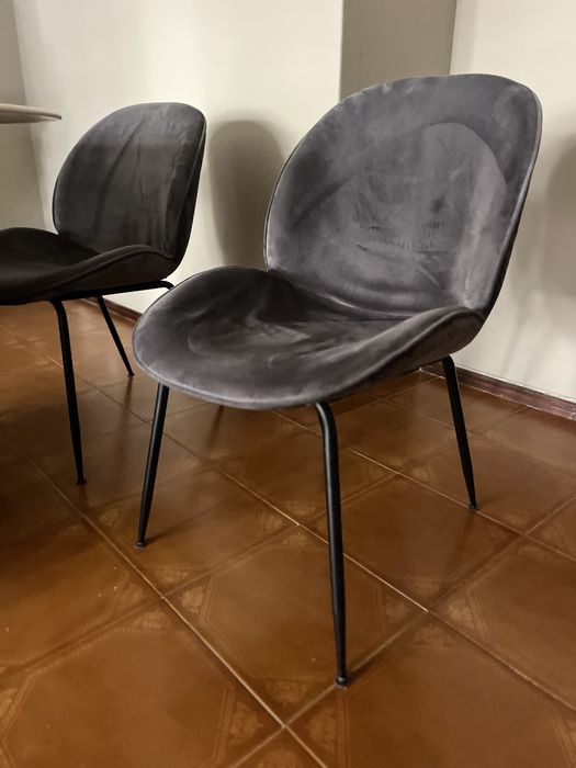 Mesa com duas cadeiras