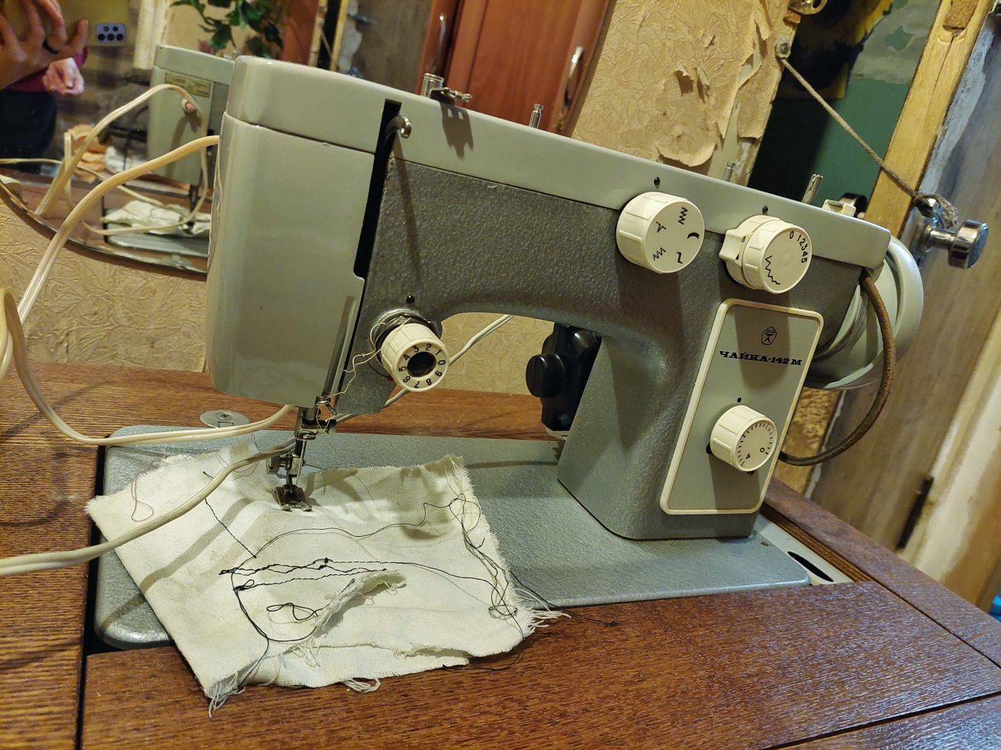 Швейная машинка, встроенная в раскладной стол
