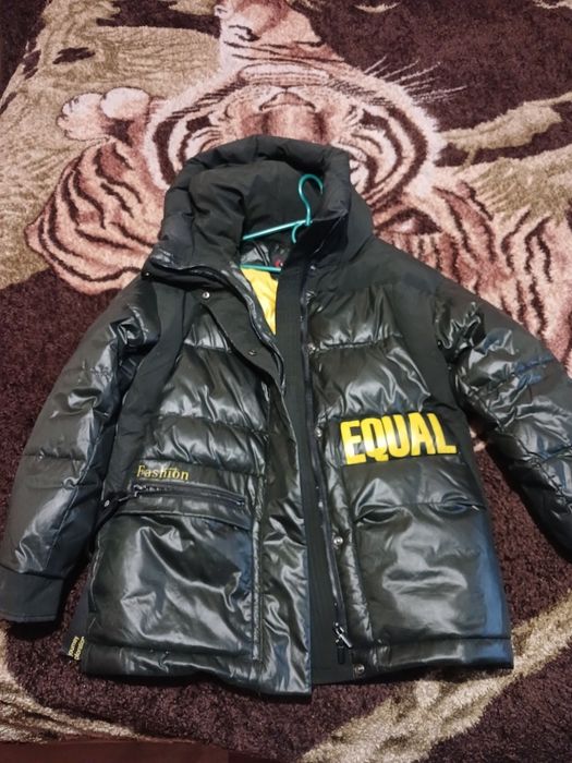 Курточка, почти новая одевала пару раз,спотик